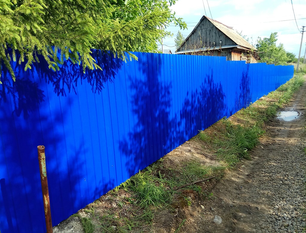 Синий забор из профнастила для дачи